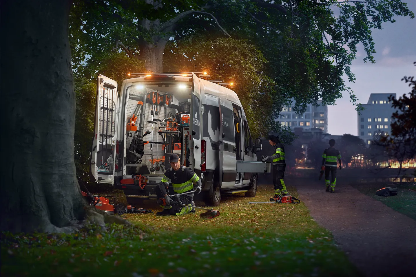 Das umfassende Husqvarna Akkusystem BLi-X 36 V umfasst eine große Auswahl an Geräten, Akkus, Ladegeräten und Zubehör, die für den professionellen Einsatz entwickelt wurden